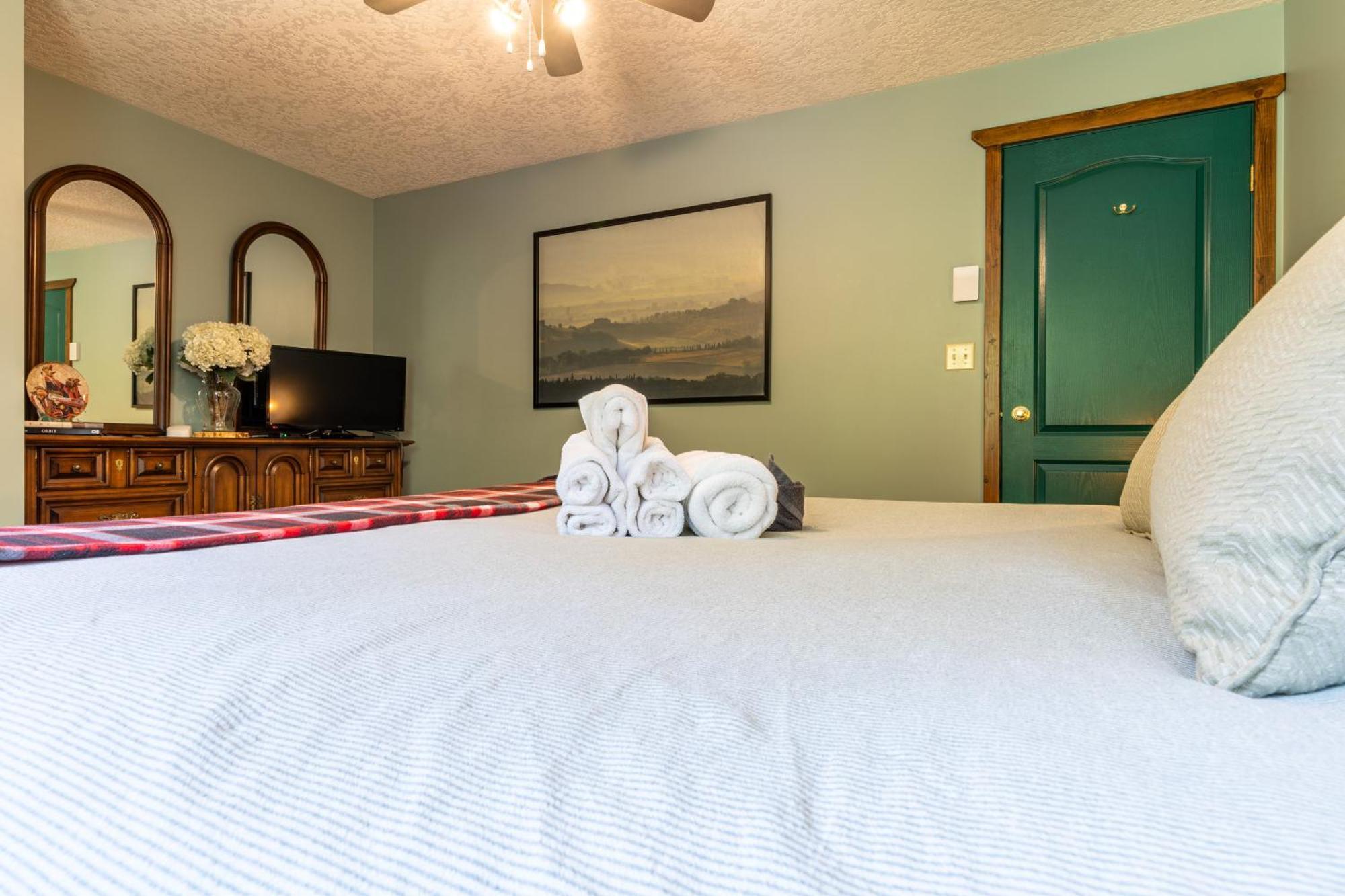2Mins To Town, Ac & Sauna, Self Check-In, Full Kitchen, Free Laundry & Parking, Family Pet Friendly, Comfortably Sleeps Up To 10 Golden Luaran gambar