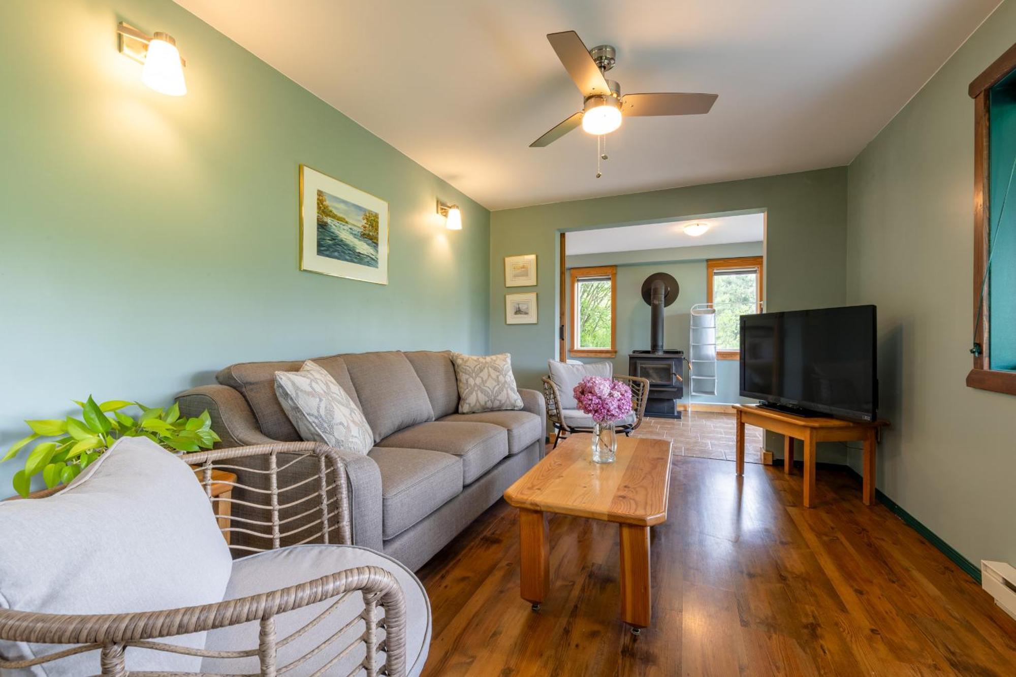 2Mins To Town, Ac & Sauna, Self Check-In, Full Kitchen, Free Laundry & Parking, Family Pet Friendly, Comfortably Sleeps Up To 10 Golden Luaran gambar