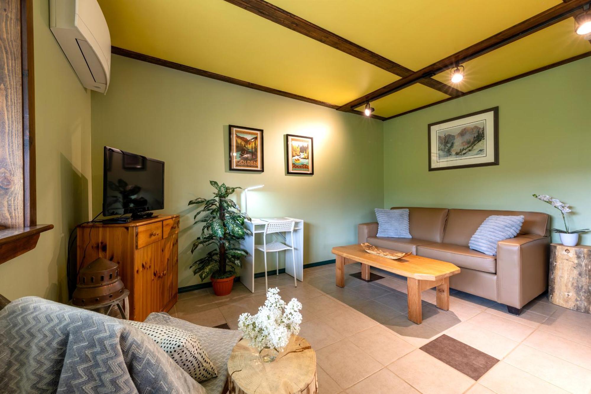 2Mins To Town, Ac & Sauna, Self Check-In, Full Kitchen, Free Laundry & Parking, Family Pet Friendly, Comfortably Sleeps Up To 10 Golden Luaran gambar
